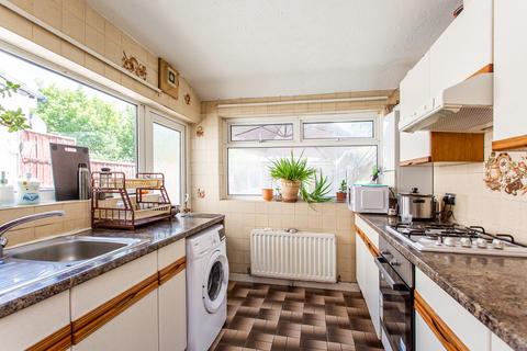 4 bedroom terraced house to rent, Farrnace Road, Romford, Essex