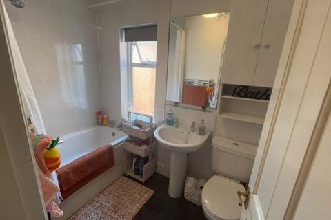 3 bedroom terraced house to rent, Newton Street,