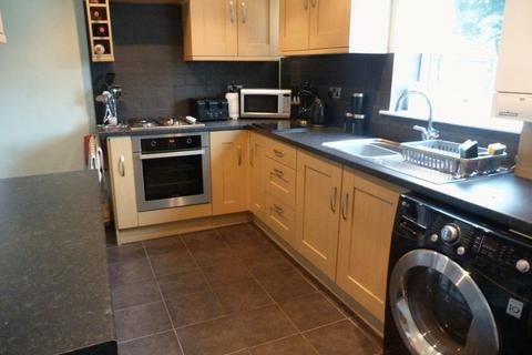 2 bedroom terraced house to rent, Oldham Road, Manchester M24