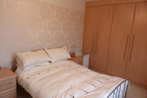 2 bedroom terraced house to rent, Oldham Road, Manchester M24