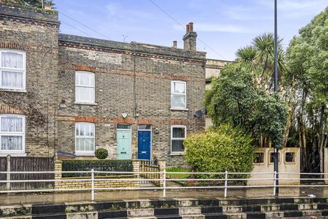 3 bedroom house to rent, Latchmere Road, London