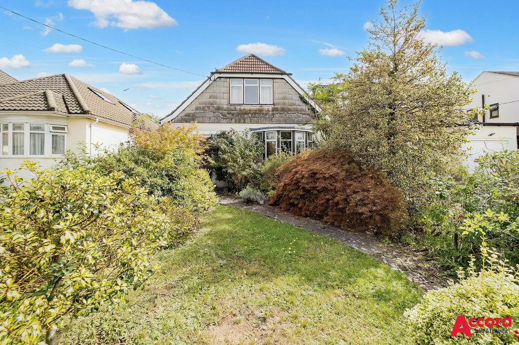 Front Lane, Upminster, RM14 3 bed detached house for sale £500,000