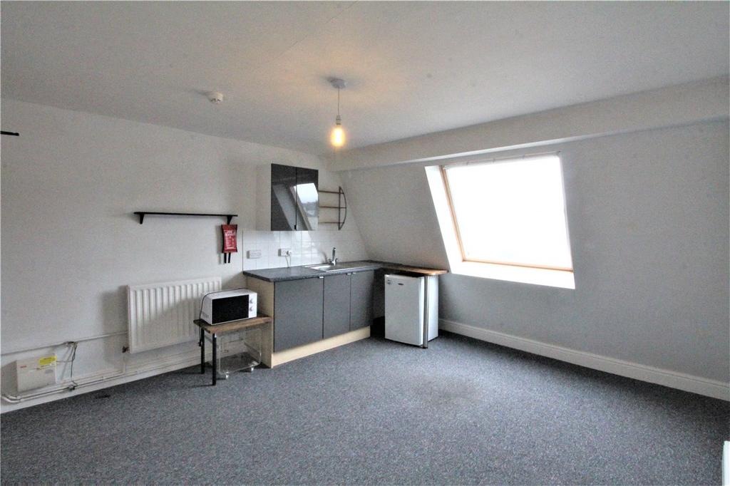 High Street, Cheltenham... Studio to rent £550 pcm (£127 pw)