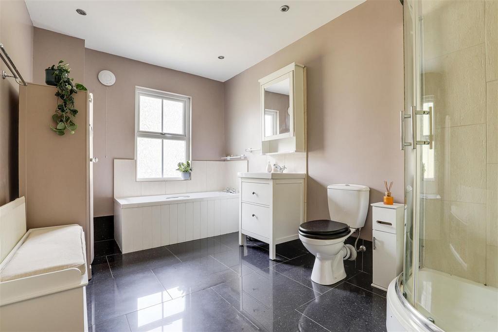 BATHROOM SUITE & SHOWER