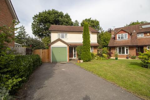 4 bedroom detached house for sale - Malthouse Close, Church Crookham, Fleet, GU52
