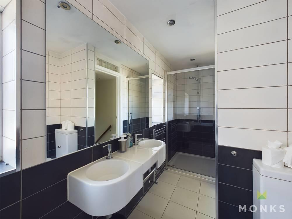 Bathroom 2.jpg