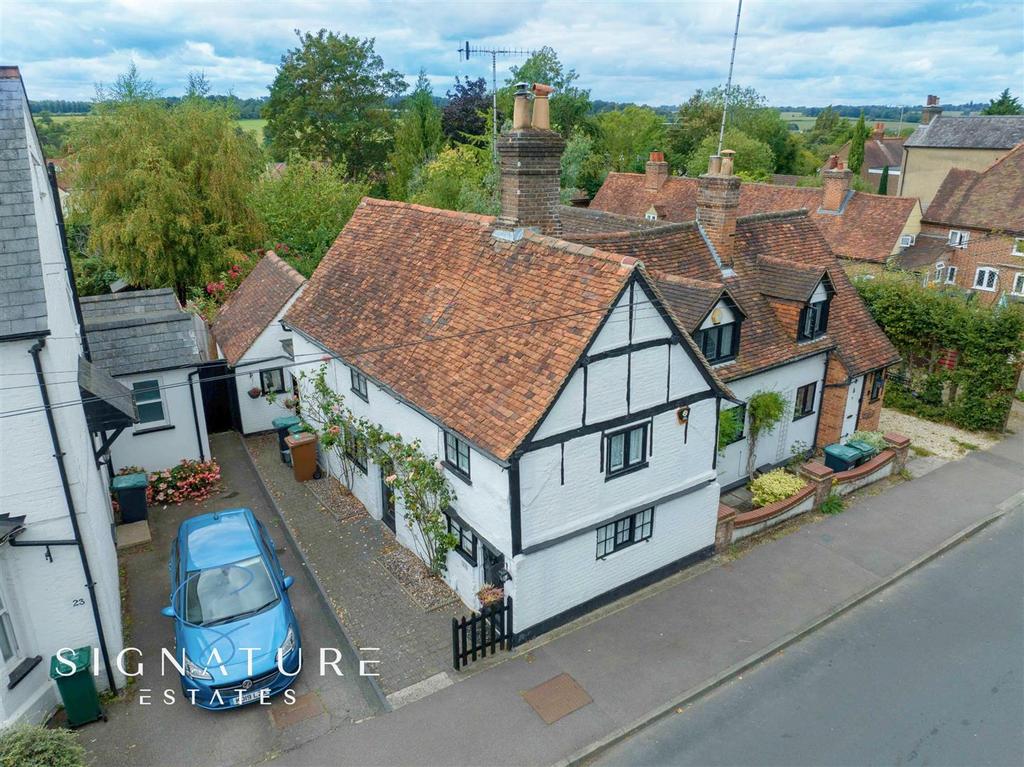 Upper Highway, Kings Langley 2 bed cottage for sale £575,000