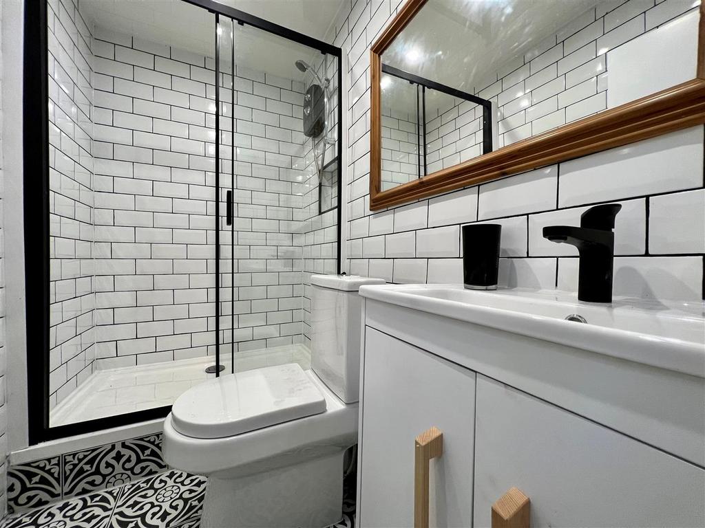 Flat 4, 26 Alhambra Road   shower room.jpg