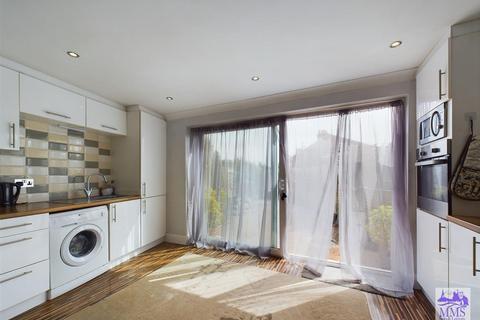 124 Frindsbury Road, Rochester, ME2 4JG