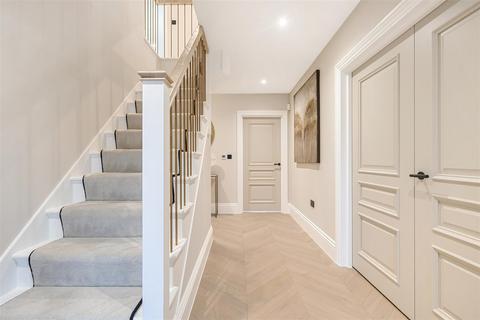 5 bedroom detached house for sale, Shelvers Way, Tadworth