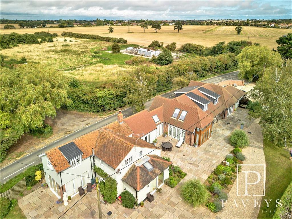 Little Clacton Road, Great Holland, FrintonOnSea 7 bed chalet for