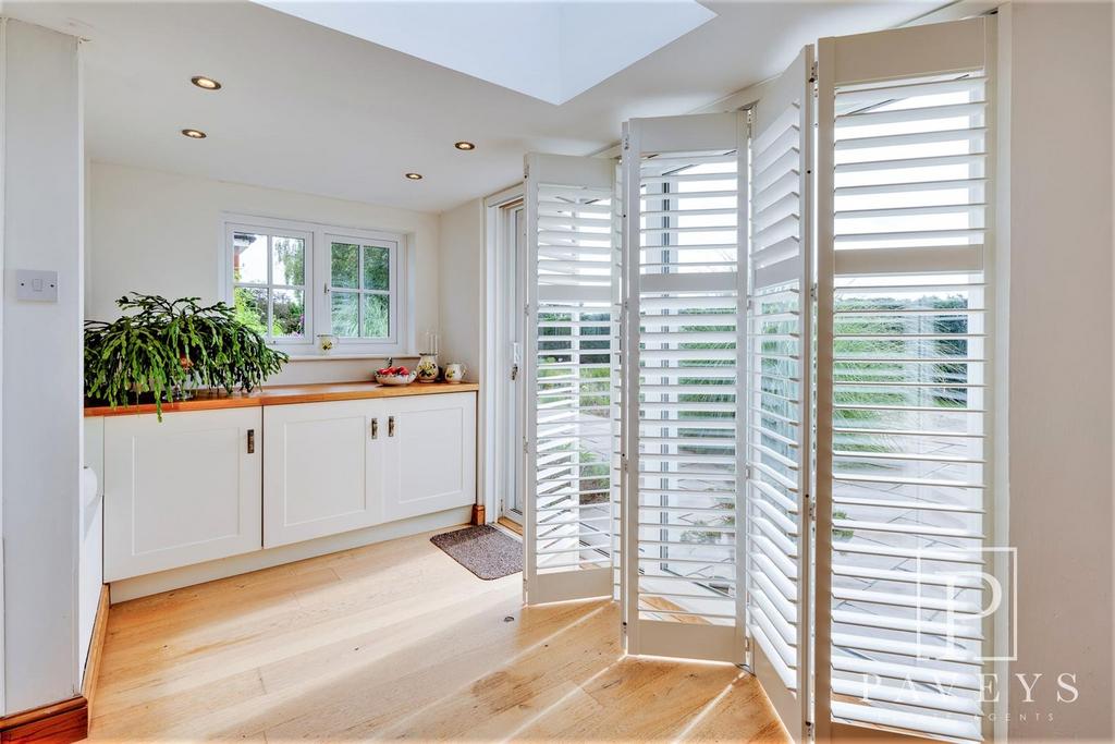 Breakfast room/utility room