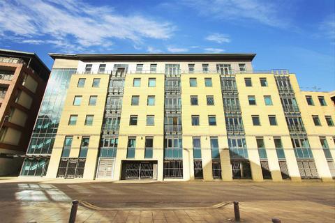 Merchants Quay, Quayside