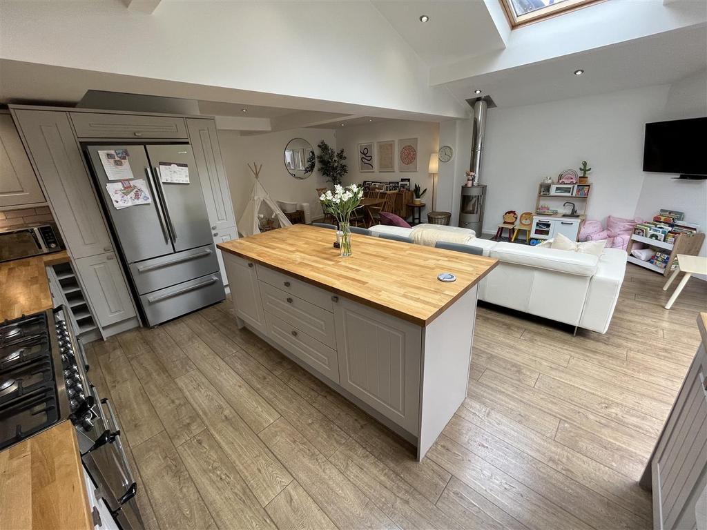 Open Plan Living &amp; Dining Kitchen Aspect 6.jpg