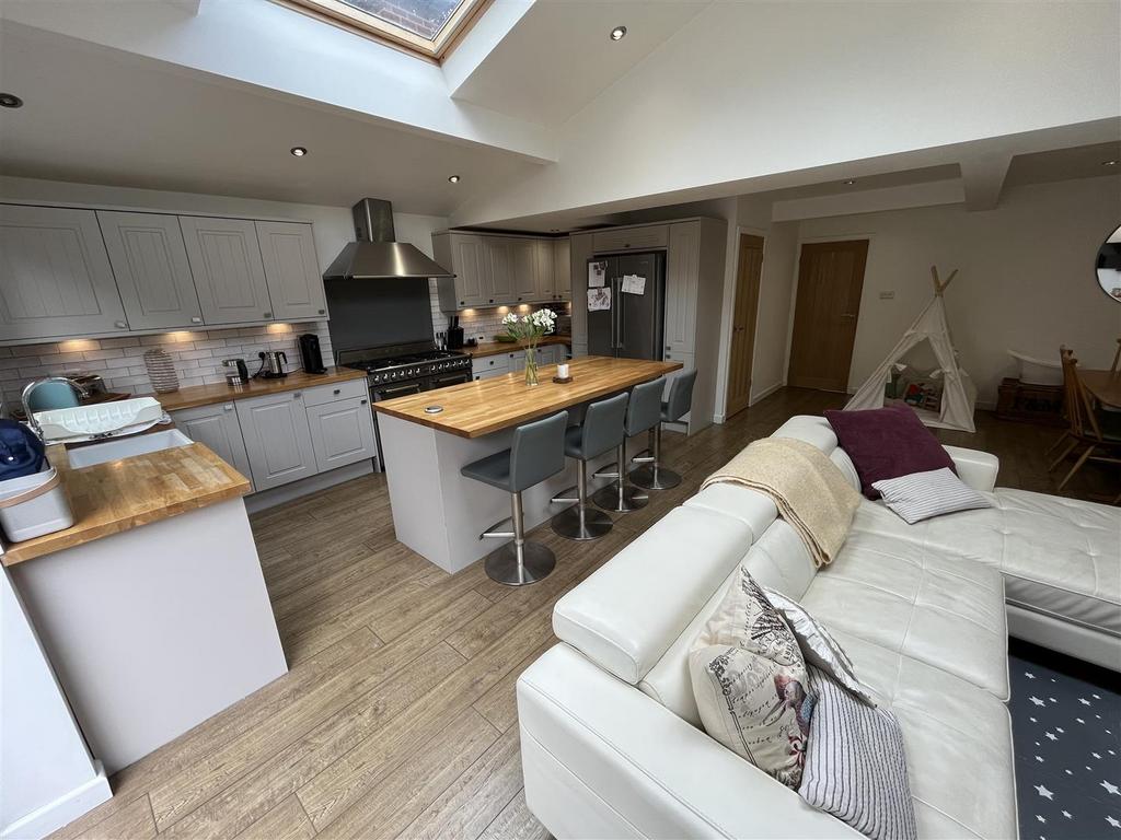 Open Plan Living &amp; Dining Kitchen Aspect 7.jpg