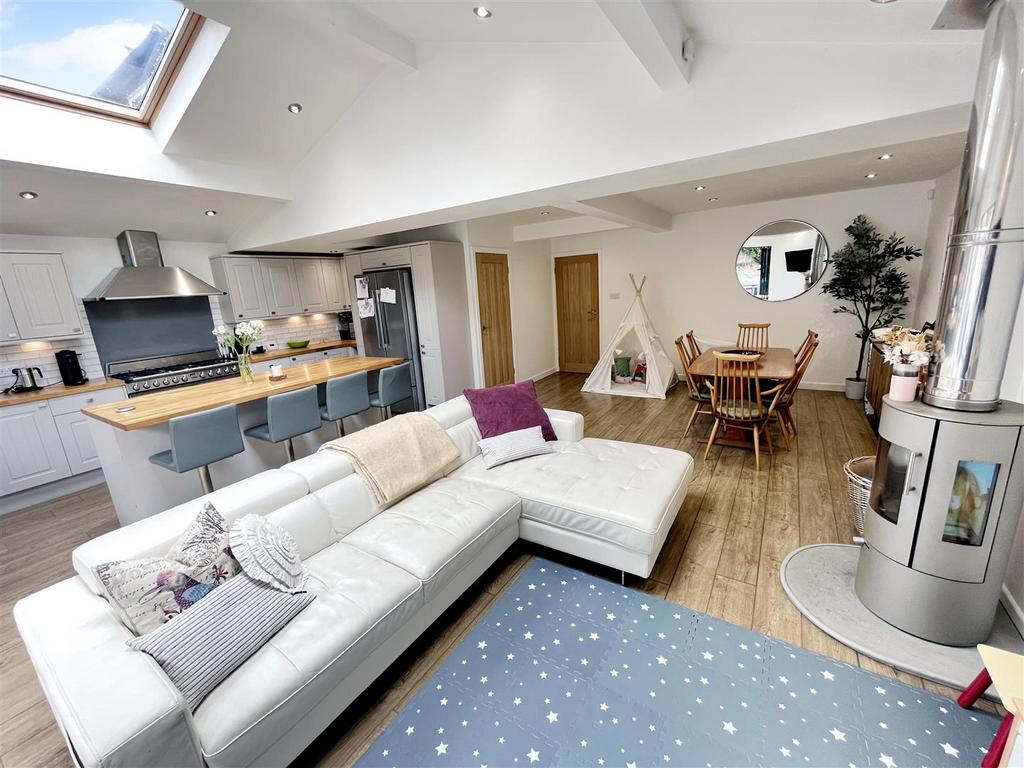 Open Plan Living &amp; Dining Kitchen Aspect 8.jpg