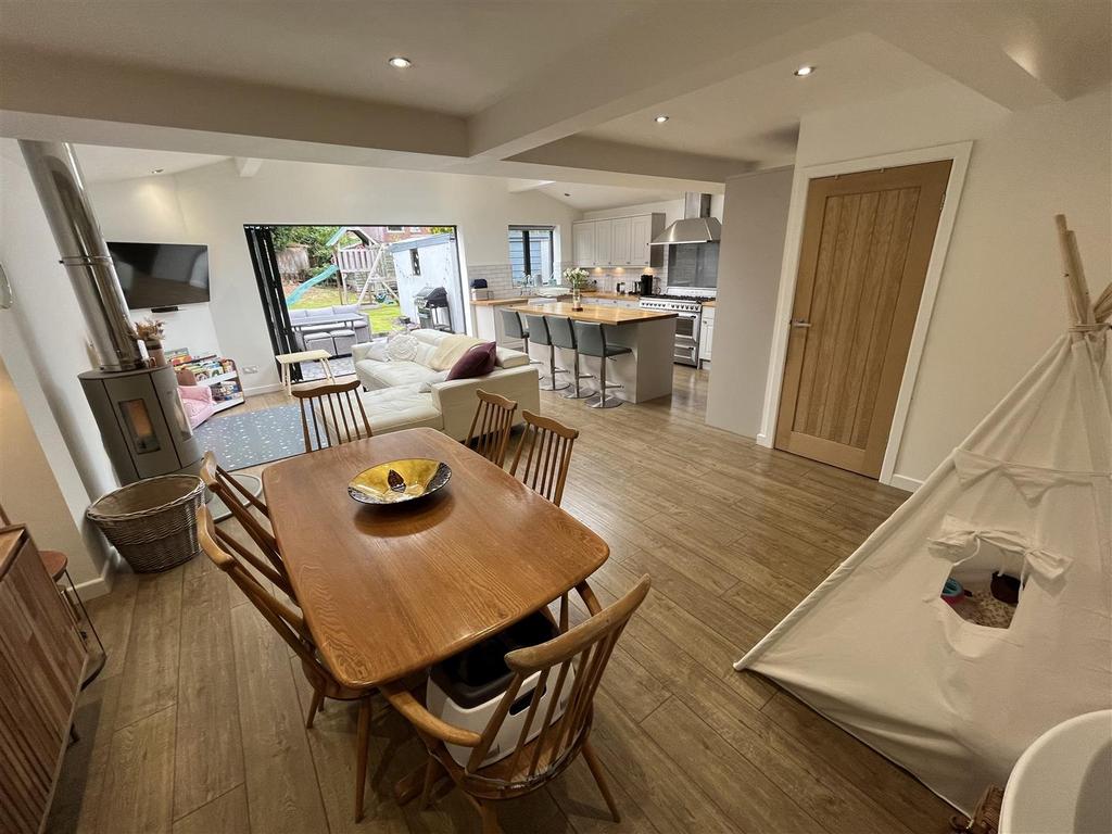 Open Plan Living &amp; Dining Kitchen.jpg