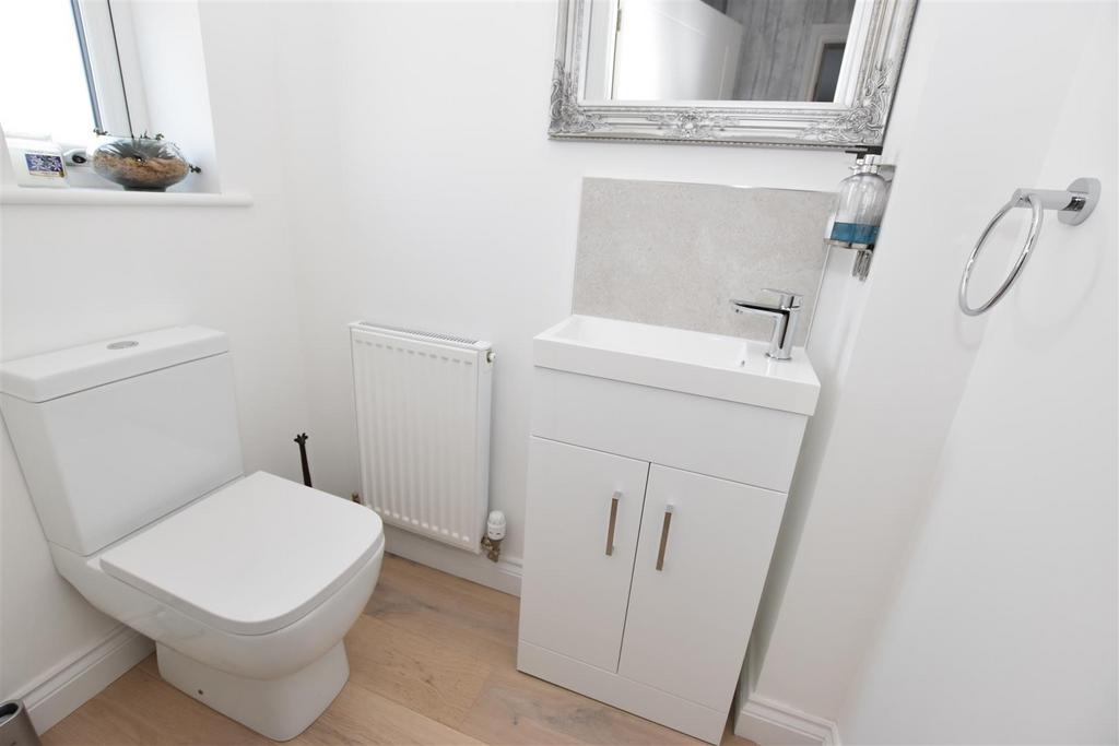 Cloakroom WC.JPG