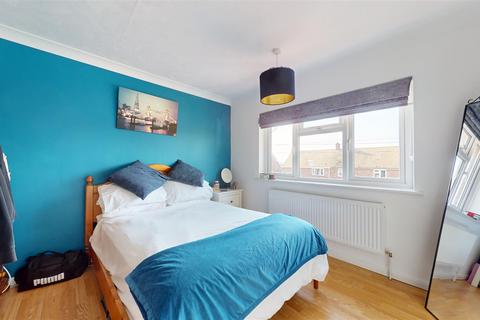 56 Medhurst Crescent, Gravesend, DA12 4HQ