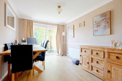 3 bedroom semi-detached house for sale - Robin Way, Chelmsford CM2