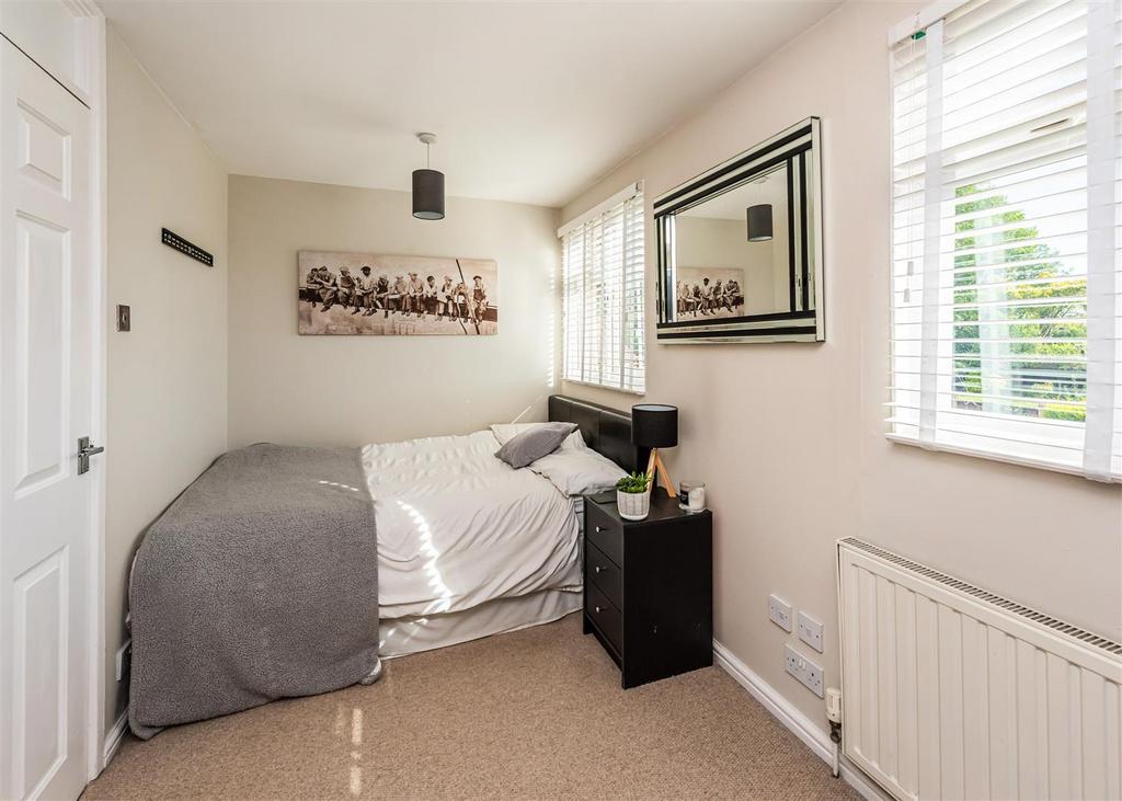 4 Beech Close-bed2.jpg