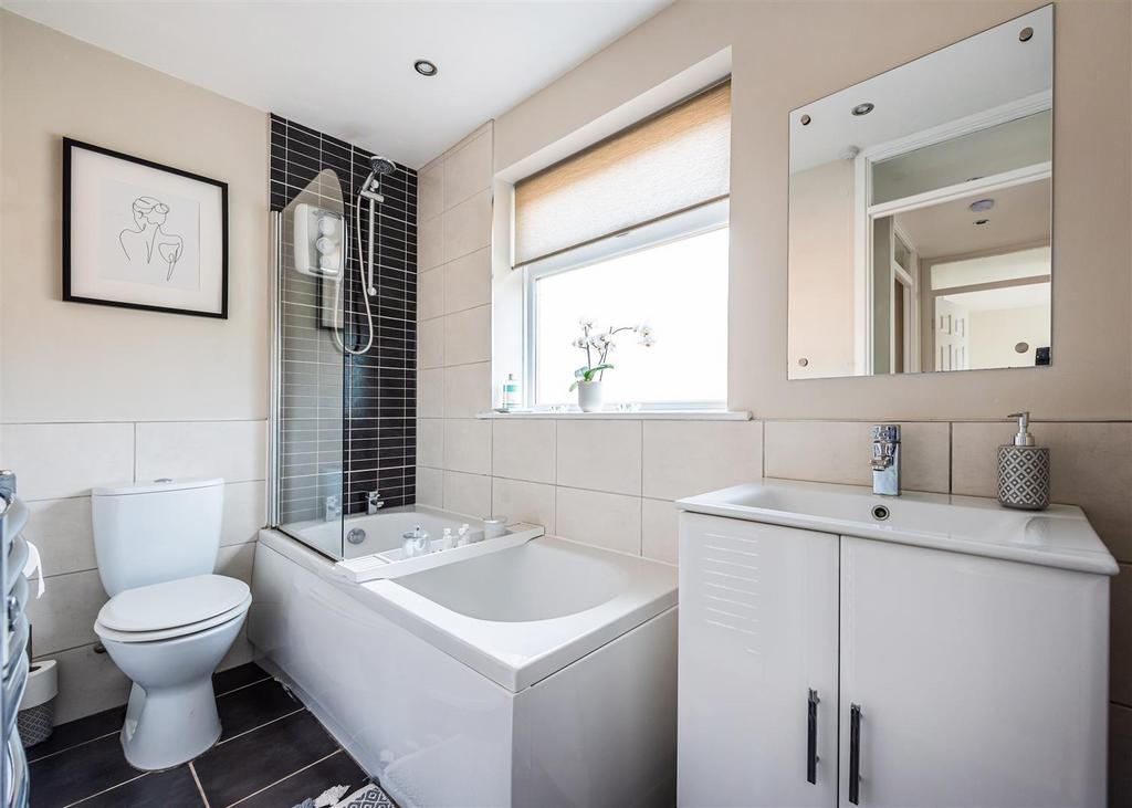 4 Beech Close-bathroom.jpg