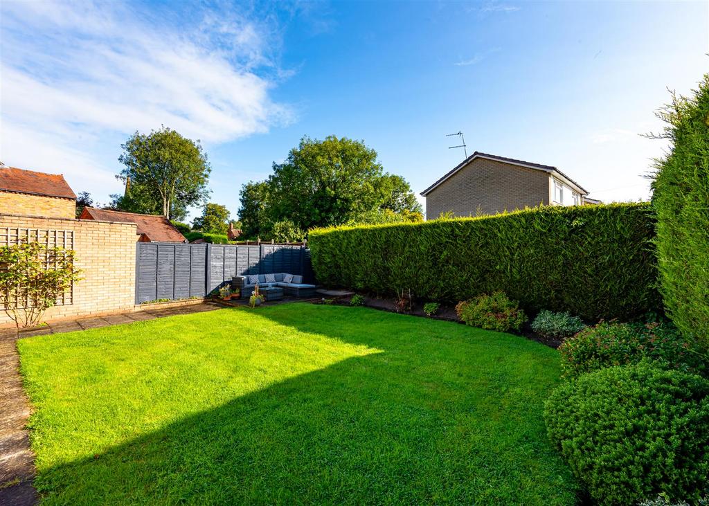 4 Beech Close-gdn.jpg