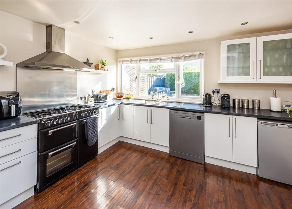 4 Beech Close-kitchen.jpg