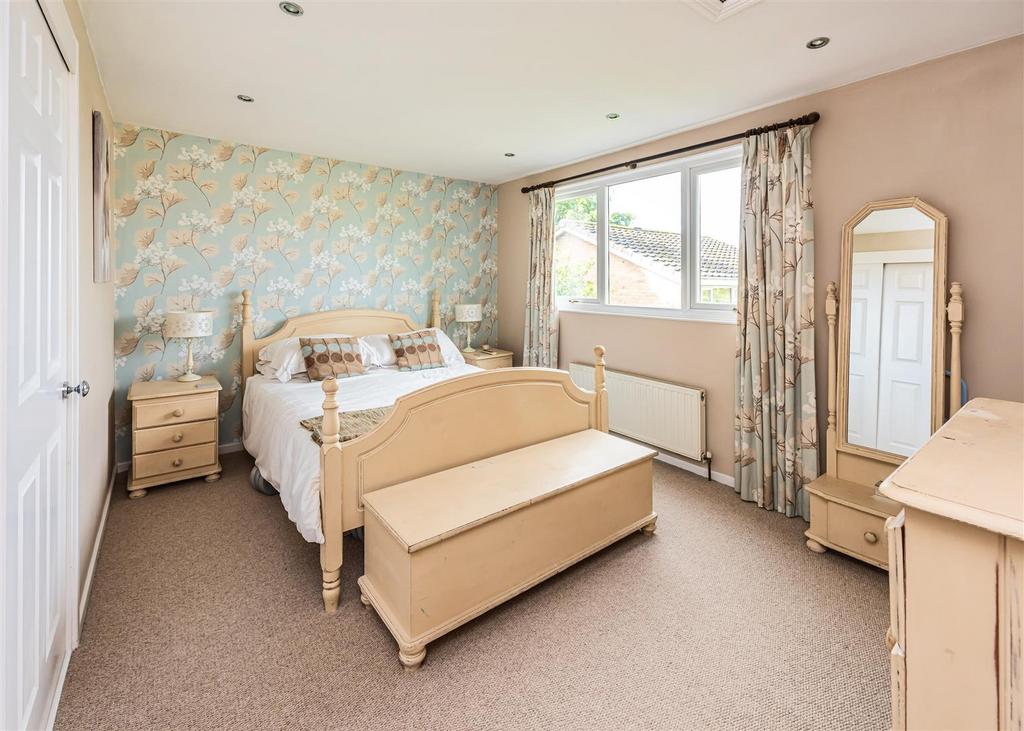 4 Beech Close-bed1.jpg