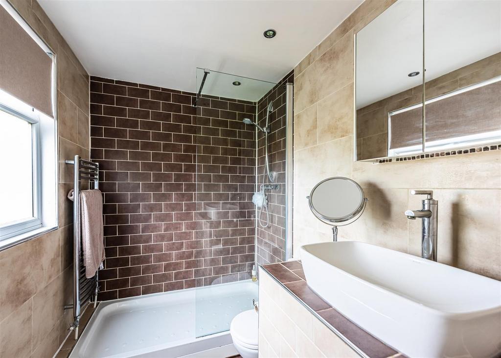 4 Beech Close-bed1 ensuite.jpg