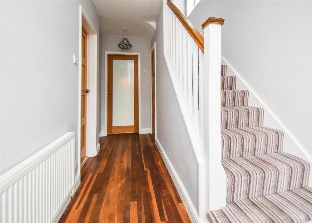 19a Woodfield Avenue - Hallway.jpg