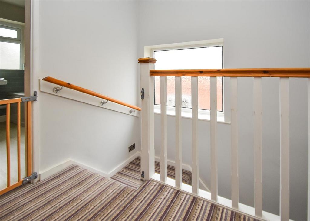 19a Woodfield Avenue - Landing.jpg