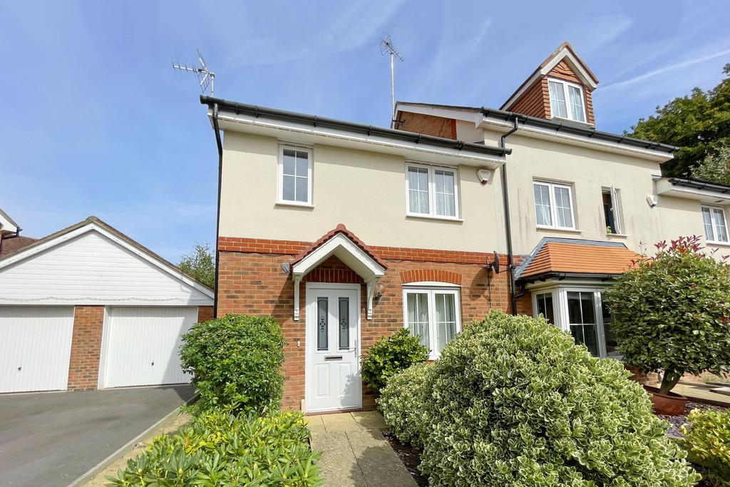 Oak Tree Drive, Hassocks, West... 3 bed semidetached house £1,650