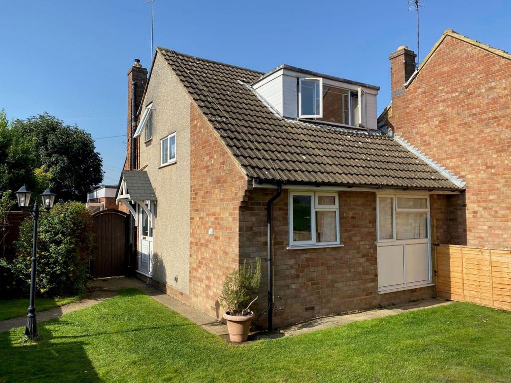 Tarrant Way, Moulton, Northampton NN3 7US 3 bed semidetached bungalow
