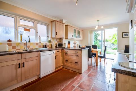 2 bedroom detached bungalow for sale - Thorpe Bay, Essex SS1