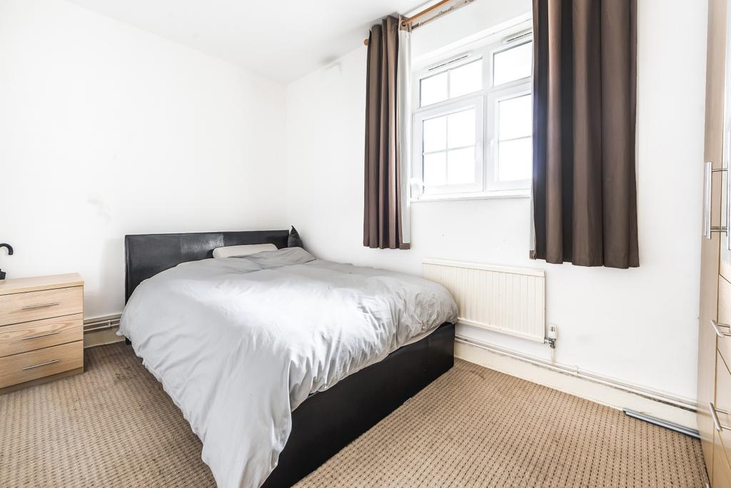 Dog Kennel Hill Estate London SE22 2 bed flat £1,800 pcm (£415 pw)