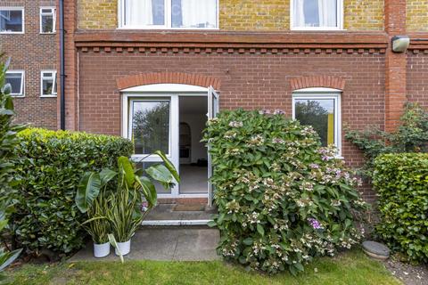 1 bedroom retirement property for sale, Galsworthy Road, Kingston Upon Thames KT2