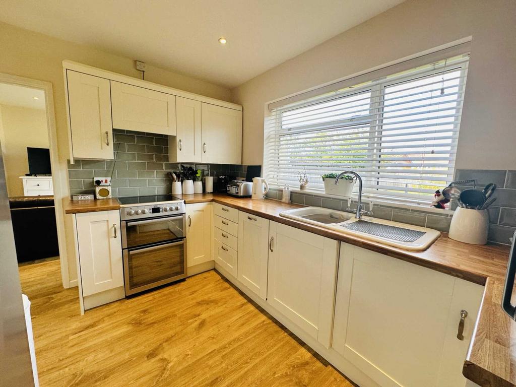 Fir Tree Avenue, Wallingford 3 bed detached house for sale £550,000