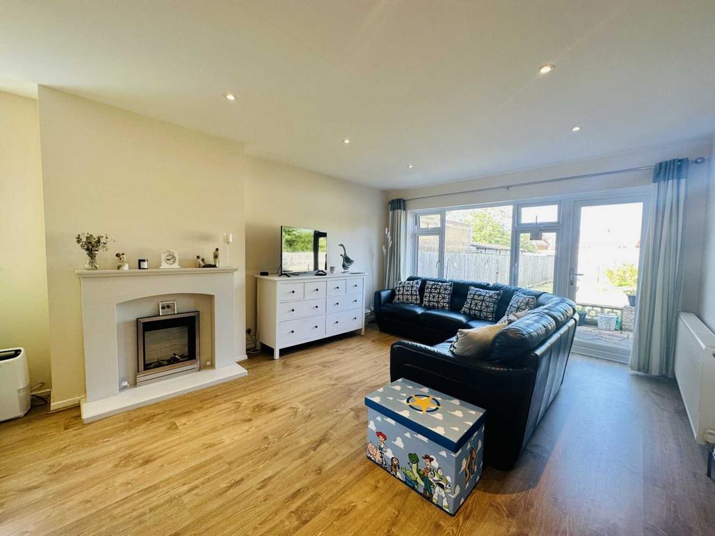 Fir Tree Avenue, Wallingford 3 bed detached house for sale £500,000