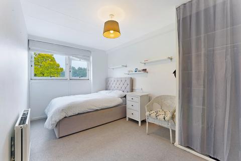 3 bedroom flat for sale, Maskelyne Close, SW11