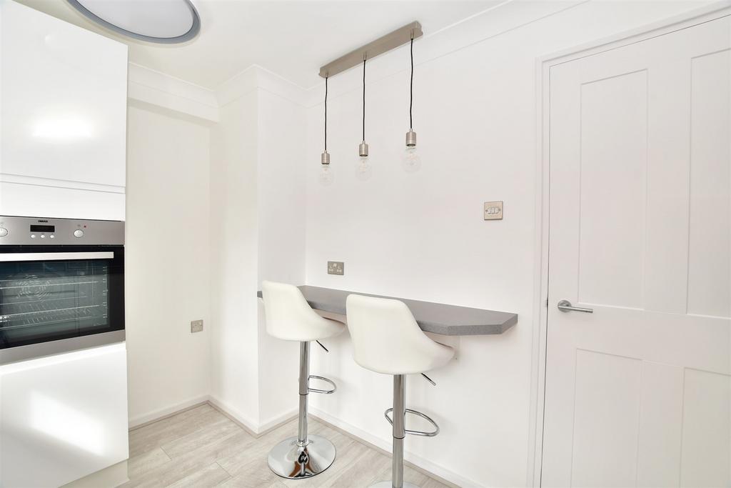 Newlands Crescent, East Grinstead, West Sussex 2 bed ground floor flat
