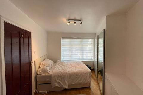 Studio to rent, Morden SM4
