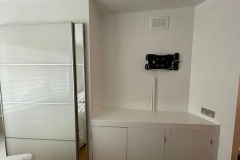 Studio to rent, Morden SM4