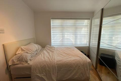 Studio to rent, Morden SM4