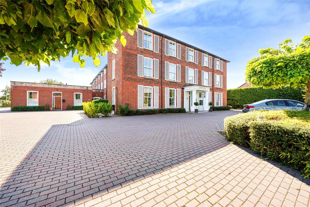 Ripley, Surrey, GU23 2 bed flat for sale £400,000