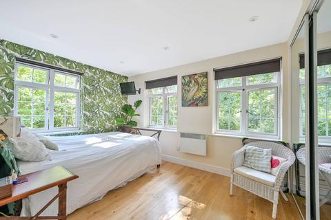 2 bedroom flat for sale, Brighton Road, Addlestone, KT15