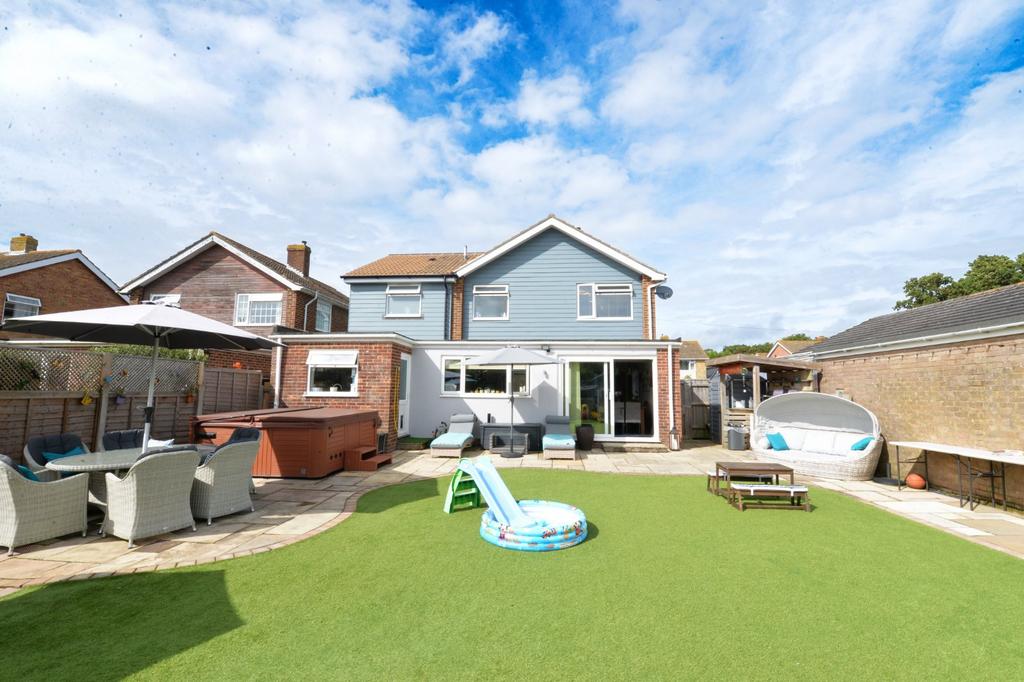 Pinewood Road, Hordle, Lymington, Hampshire, SO41 4 bed detached house
