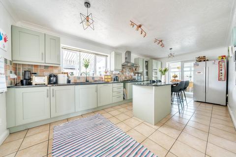 4 bedroom detached house for sale, Wychwood Close, Carterton, Oxfordshire, OX18