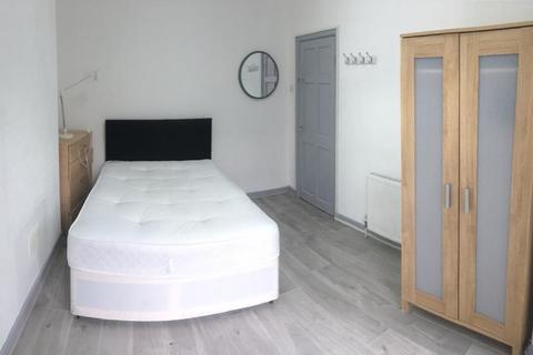 4 bedroom semi-detached house to rent - Ruskin Avenue, Manchester M14