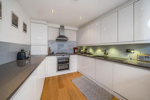 3 bedroom terraced house for sale - Bromells Road, London